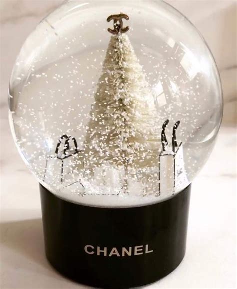 BOULE A NEIGE DE NOEL CHANEL .